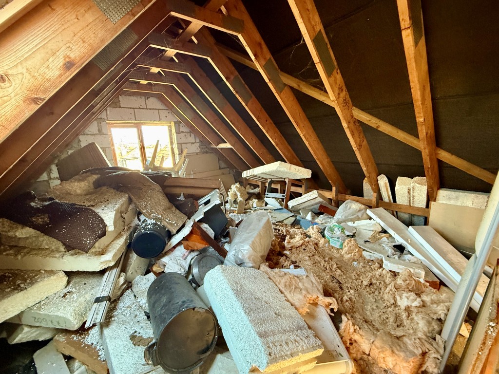 Lot: 41 - LARGE HOUSE AND FIVE GARAGES WITH POTENTIAL - Loft room left